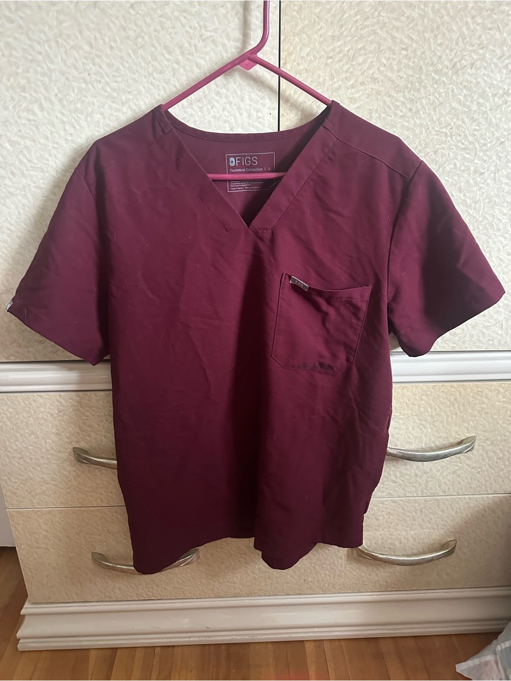 Figs Men’s V-Neck Top in Burgundy